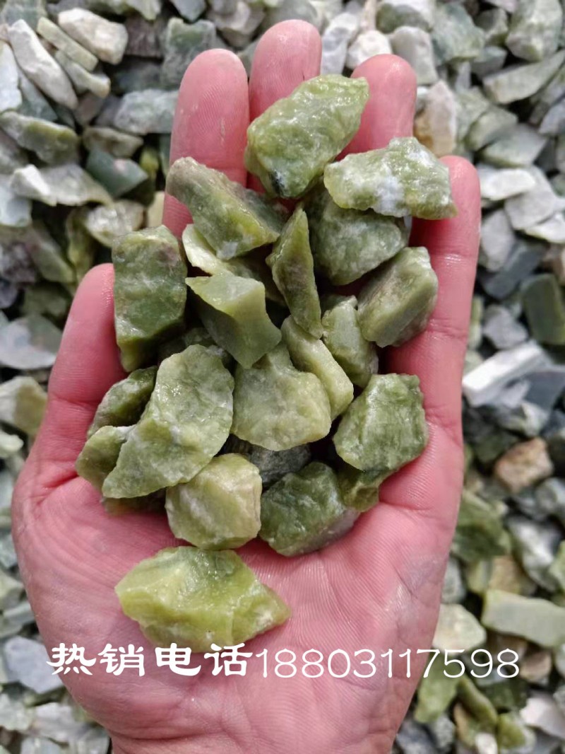 灵寿县麒晶长期供应 丹东绿石子 胶粘石 丹东绿石米