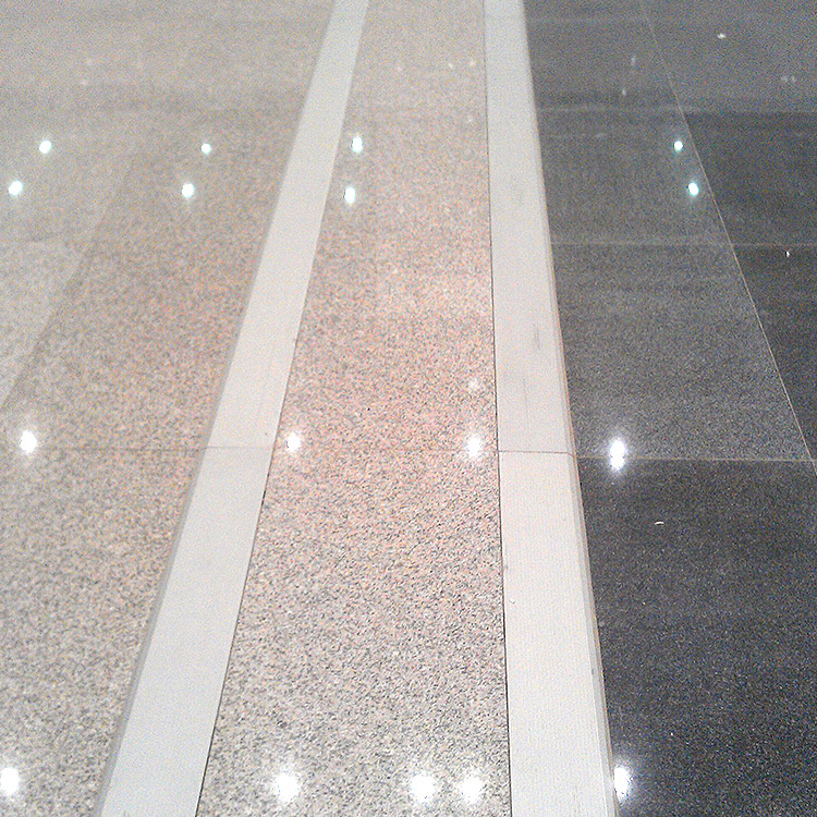 丹东地面卡锁型装凯缝 商厦建筑铠装变形缝生产 伸缩缝定制 锐嘉