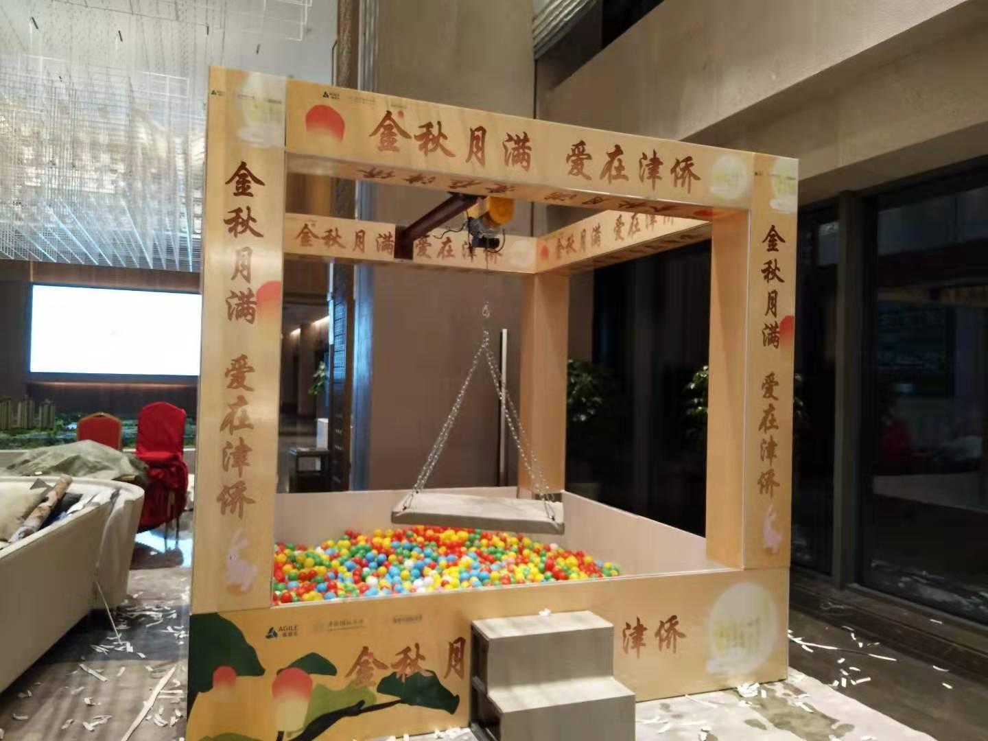 大型商场活动真人版娃娃机 真人抓零食机厂家