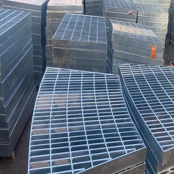 高铁高架桥吊篮桥墩钢格栅@检修平台扇形钢格板吊篮@河北奥津钢格板@齿面防滑格栅板厂家