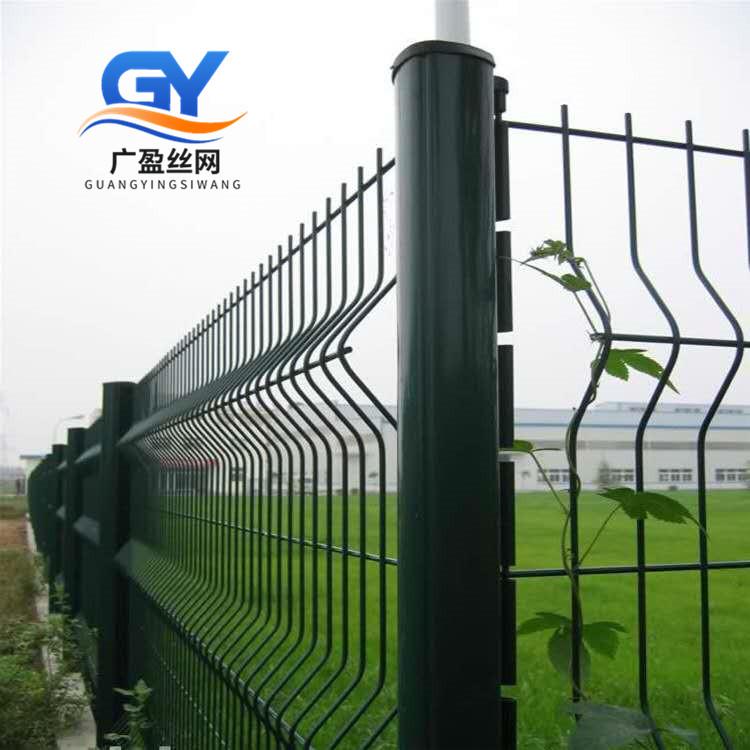 陕西定做绿色公园围栏网 三折桃型柱铁丝网护栏网 厂家供应