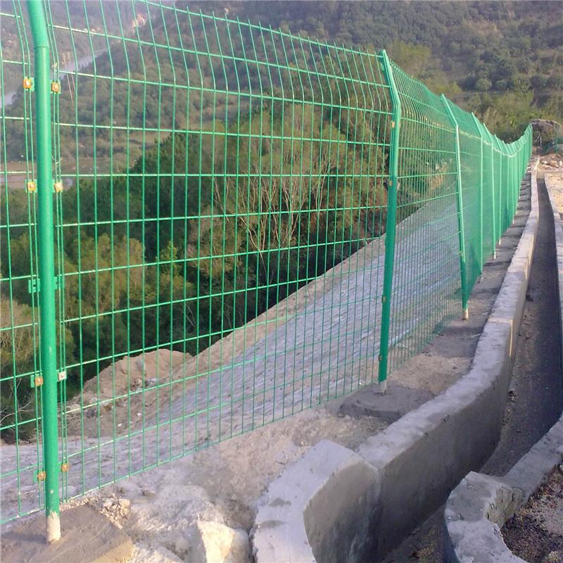 内蒙古包头公路围栏网水渠围栏网广盈安全网专业生安装