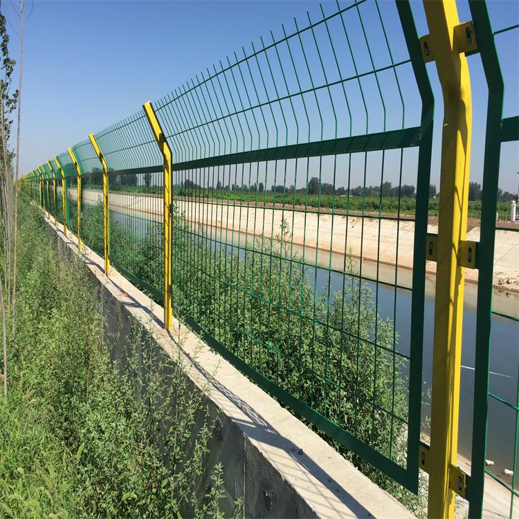 框架护栏网厂家定制小区别墅围墙隔离围栏浸塑公路铁路低碳钢丝网