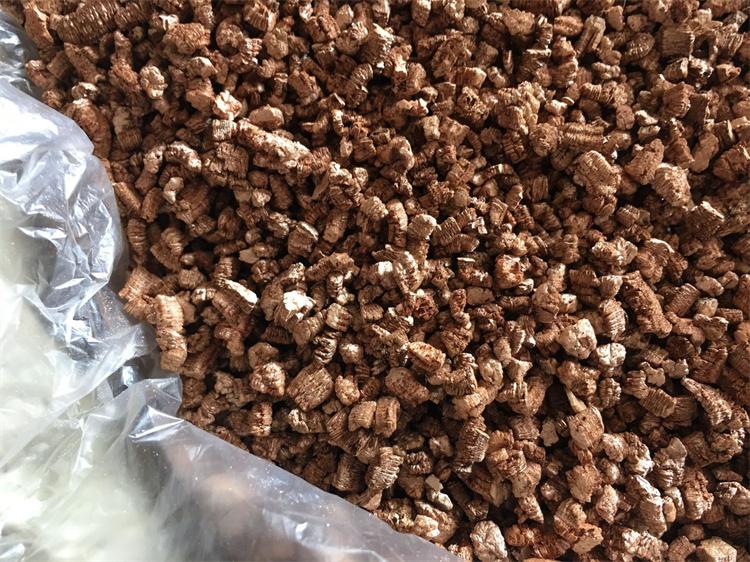 厂家供应 白蛭石颗粒 防火涂料用银白色3-6mm膨胀蛭石 园艺蛭石