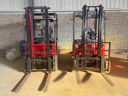 电动叉车没电还能开，大神有绝招