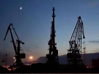 堆焊复合耐磨板在加工焊接的过程中，可能会因为各种因素而导致焊接变形，那么，面对这种情况要如何矫正呢？下面就简单讲两种方式。