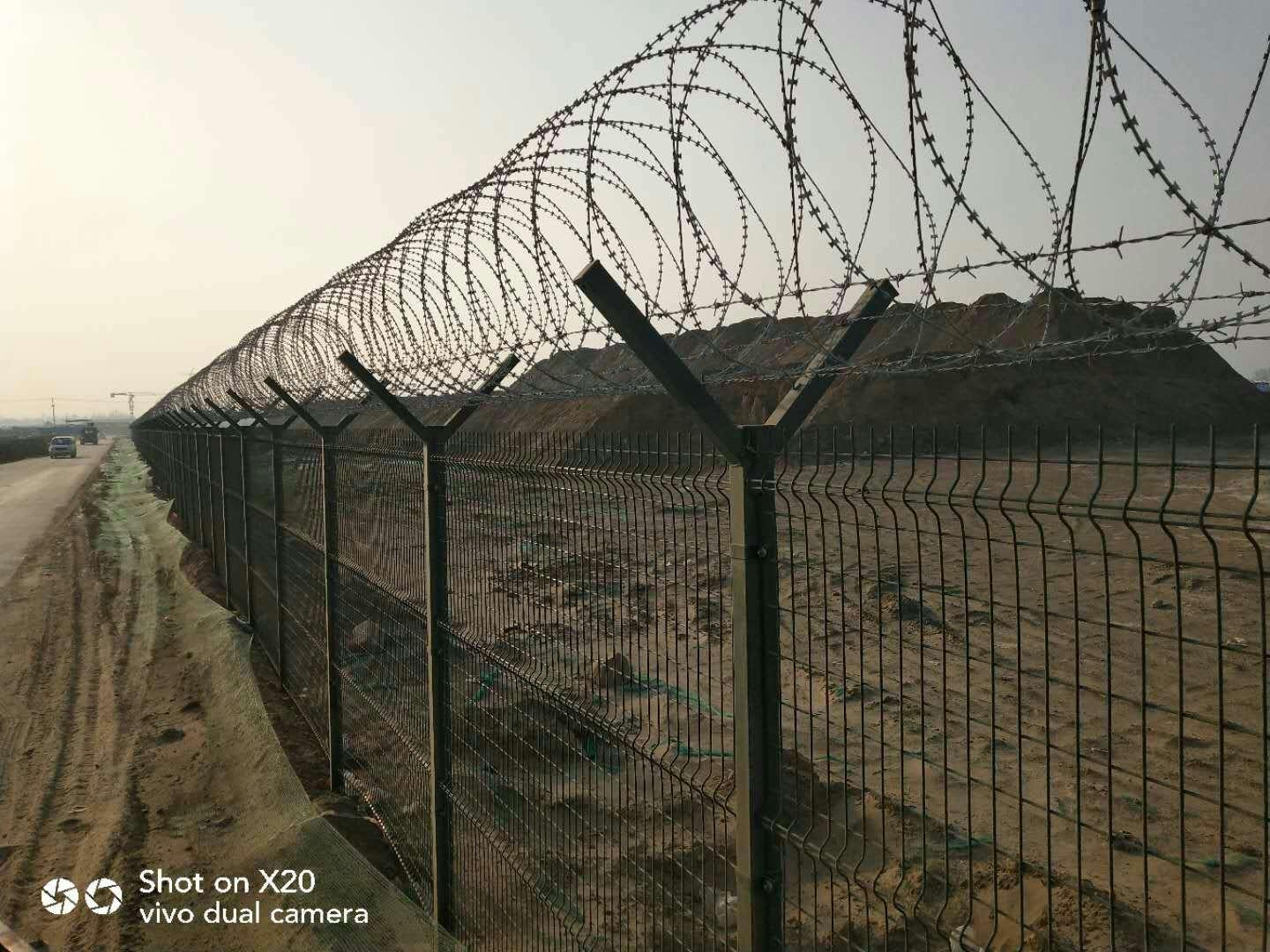 厂家生产烤漆钢丝网围栏机场防护网安全围栏刺丝 钢筋网围界 监狱护栏网