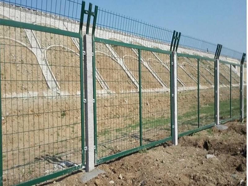 铁路防护栅栏学校操场高速公路隔离网生产养殖防护框架护栏网定制