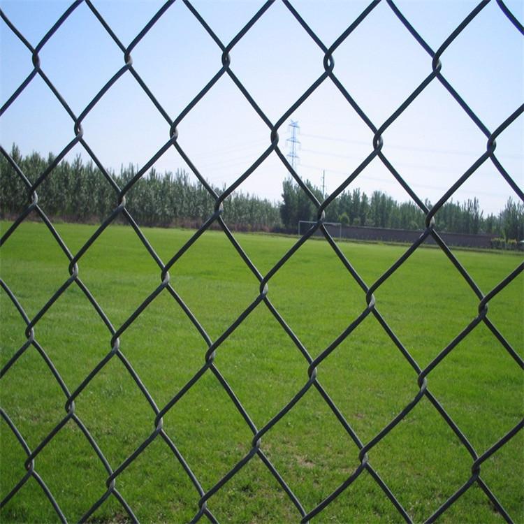 厂家批发篮球场围网体育场围栏网隔离护栏运动场足球羽毛球场护栏网绿色勾花菱形孔防护网
