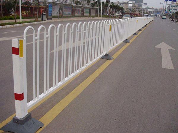 京式护栏市政交通隔离栏道路U型锌钢护栏马路n型m型防护栏杆公路围栏