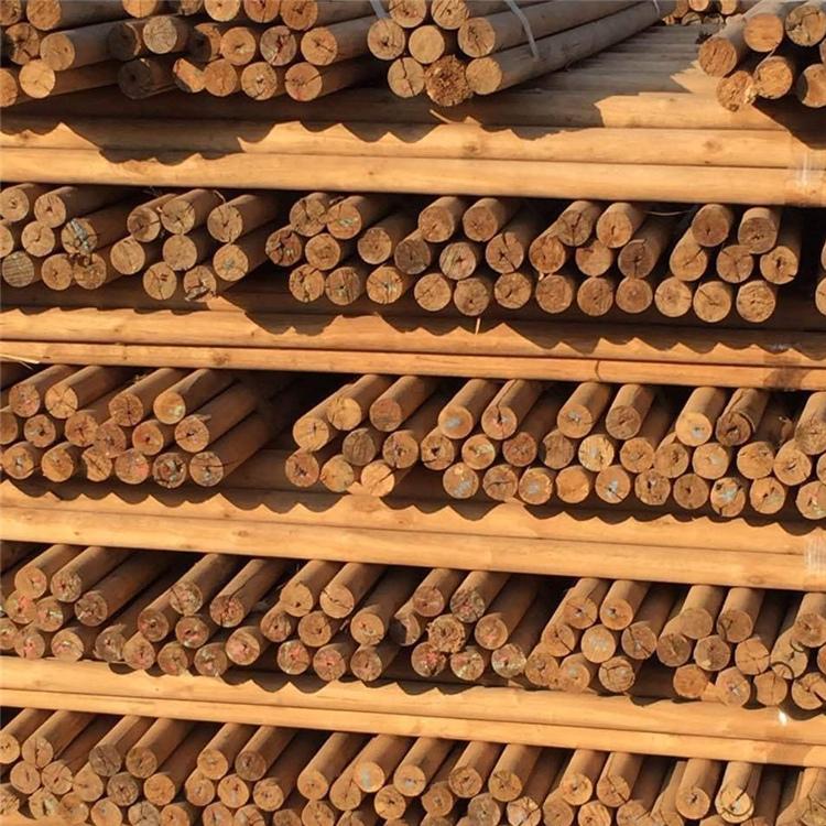 大量出售绿化杨木杆  厚勤 2米长  树木支撑杆价格