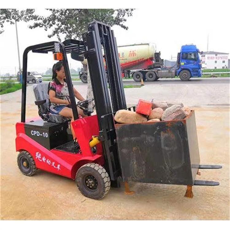 座驾式电动叉车操作空间大 视野广