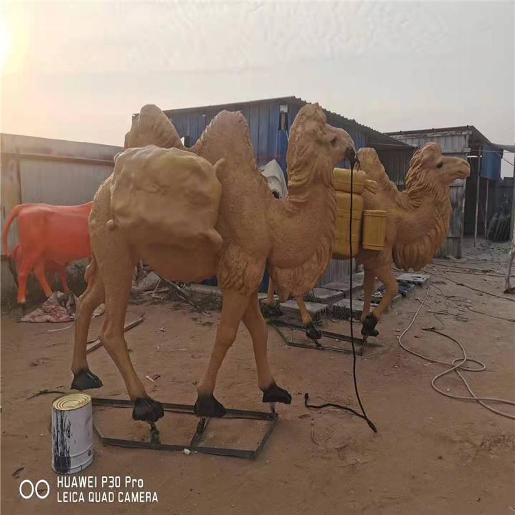 玻璃钢卡通雕塑 景观户外动物雕塑 骆驼雕塑亮化景观摆件装饰