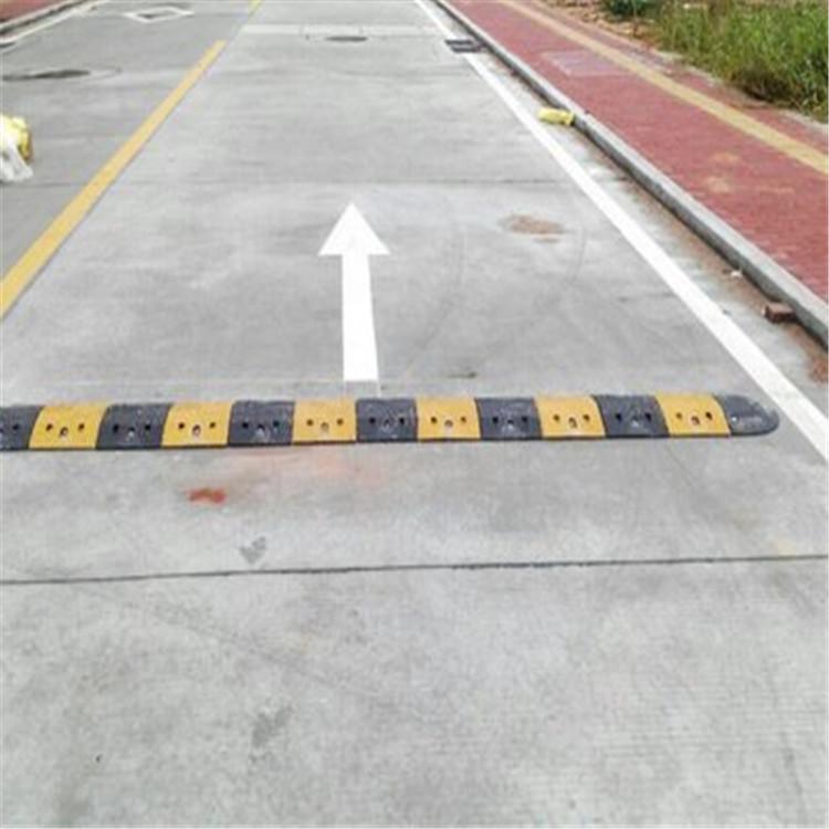 道路橡胶减速带 厚型高速公路减震板 挡车器 汽车停车斜坡限速缓冲带	