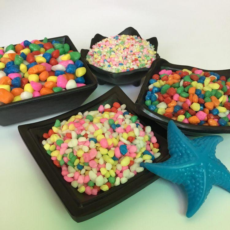 现货供应染色彩砂天然五彩石染色五彩石鱼缸铺底用七彩石