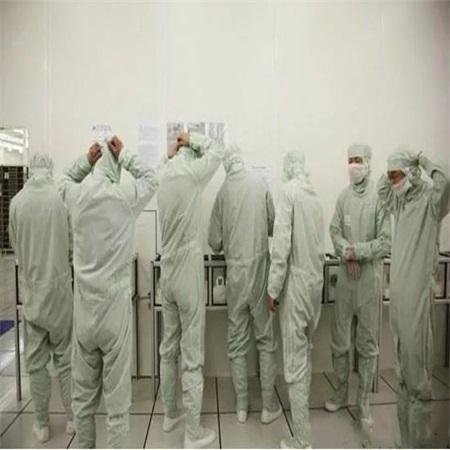 为什么厂里要求穿静电服和无尘服呢？