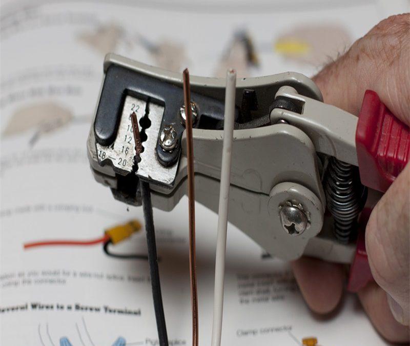 使用绝缘手动工具避免弧闪事件