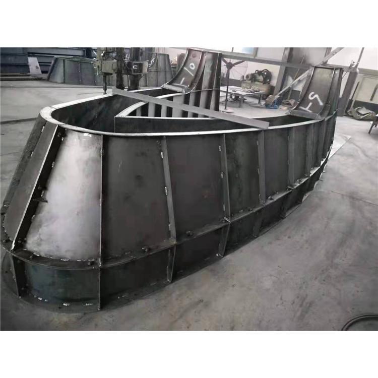 现浇收费岛钢模具 水泥收费岛模具 安全岛模具 万洪