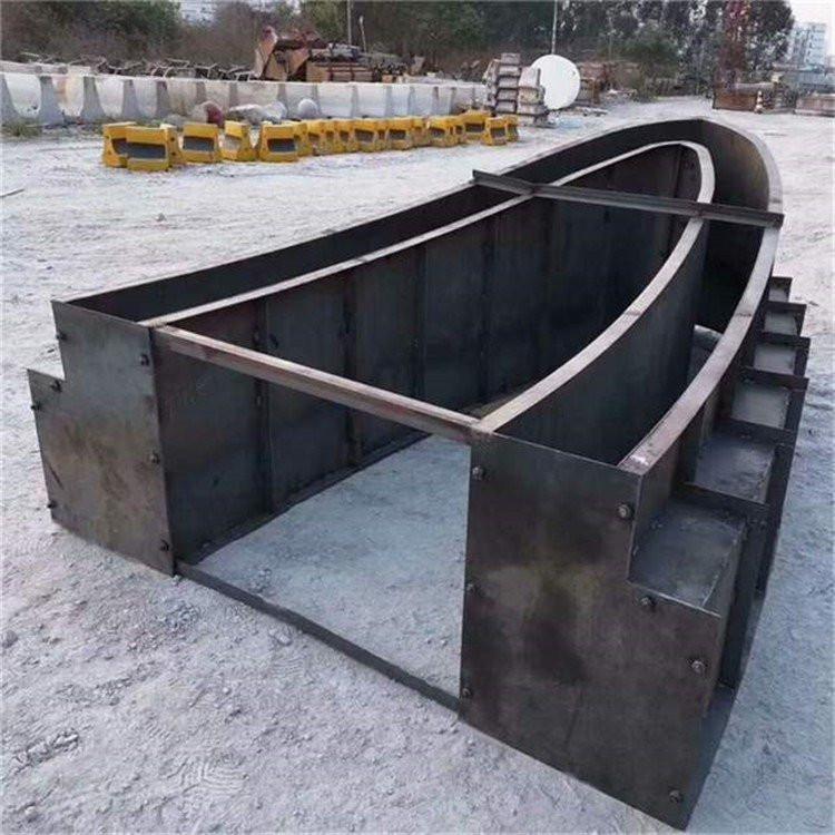 现浇收费岛钢模具 水泥收费岛模具 安全岛模具 万洪