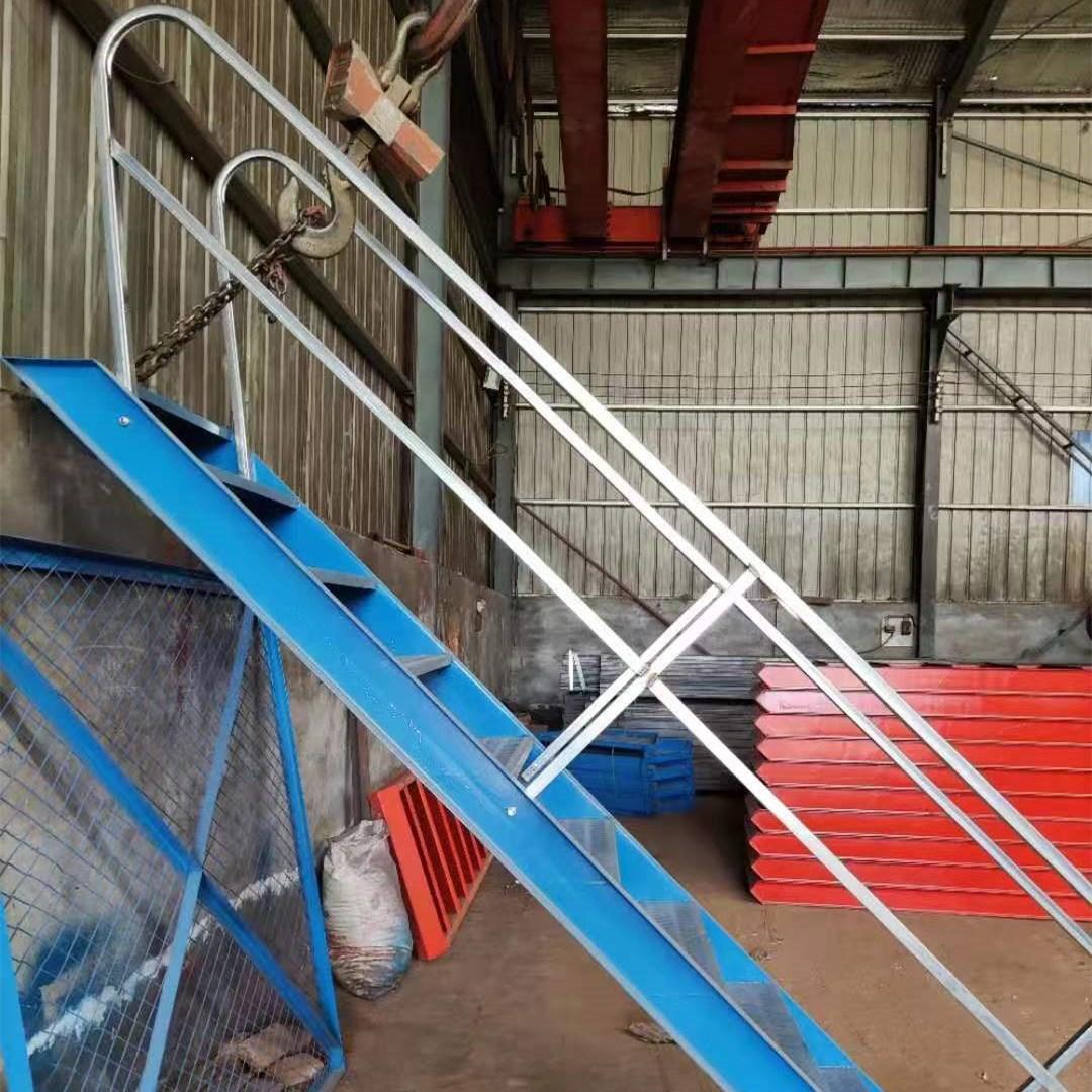 欣晟可定制建筑施工焊接式扶手斜钢梯基坑登高梯