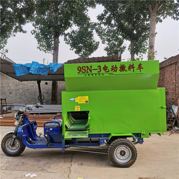 牛羊喂料车电动撒料车
