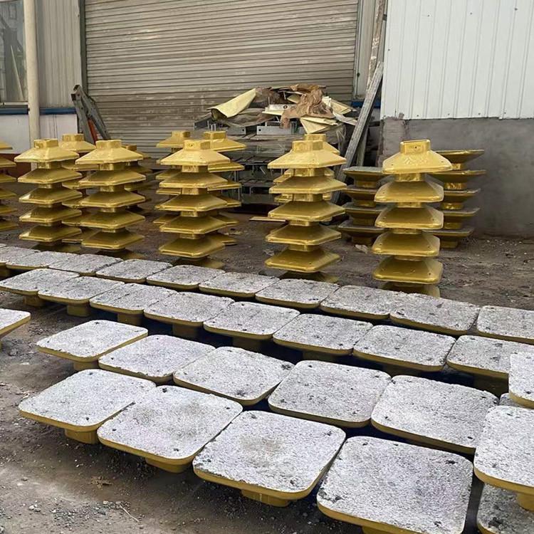 铁皮水泥底座 土豪金莲花护栏底座 公路马路墩子 护栏固定墩30公斤