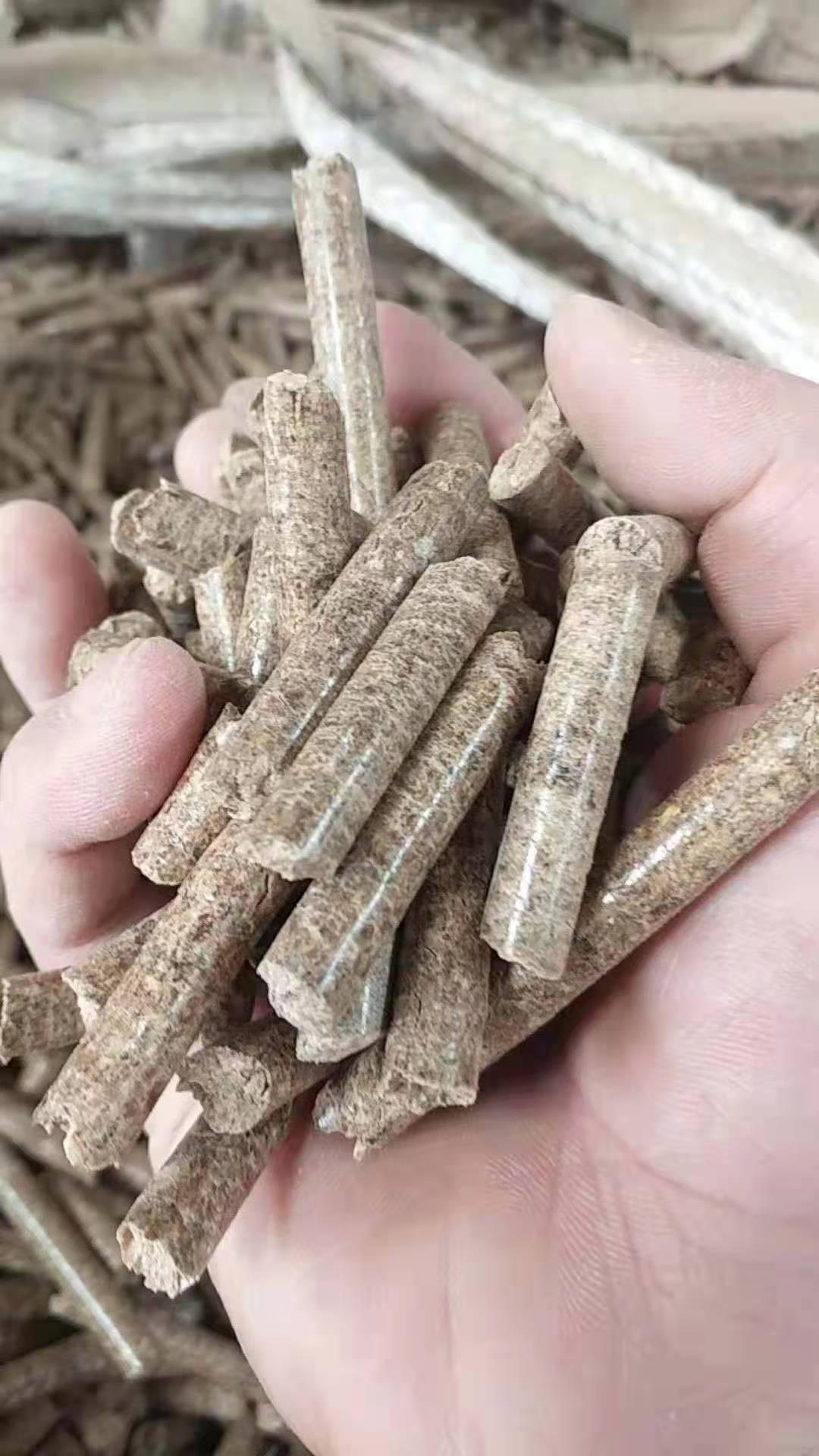 家用暖气炉松木燃烧颗粒工业采暖炉用生物质颗粒杂木生物质