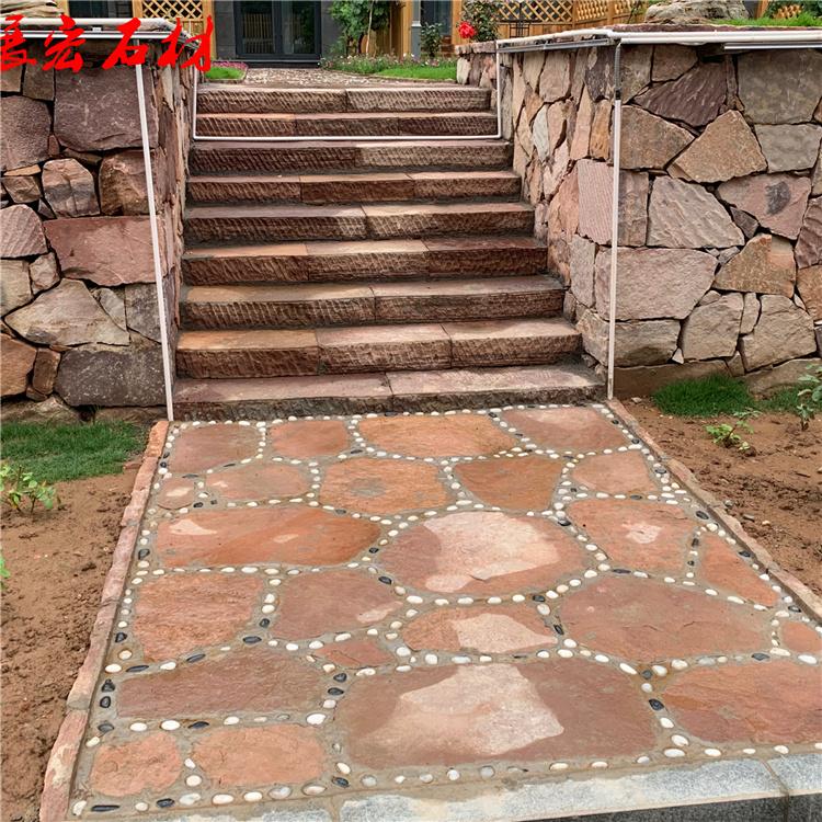 展宏石材  红色碎拼石 粉砂岩垒墙石 乱形石 挡墙石