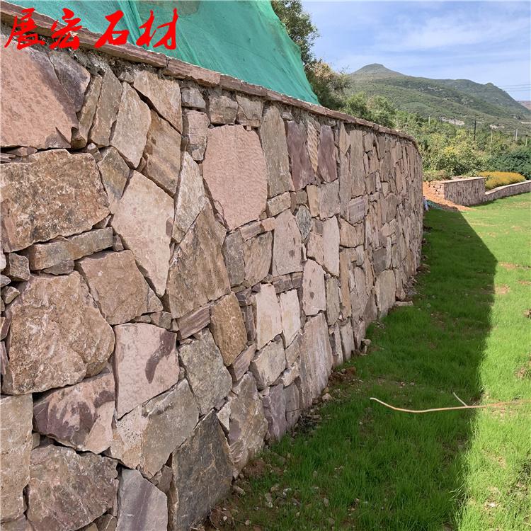 展宏石材  红色碎拼石 粉砂岩垒墙石 乱形石 挡墙石