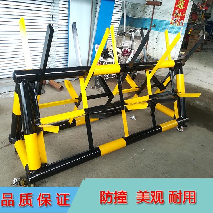 东莞幼儿园大门防撞拒马 圆管A字架耐撞铁马拦车器